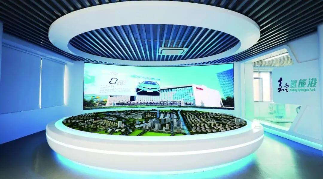 嘉定工業(yè)布局的另一部分：上海首個(gè)氫能及燃料電池試驗(yàn)基地的建成，進(jìn)一步提升了氫能港的產(chǎn)業(yè)集聚程度