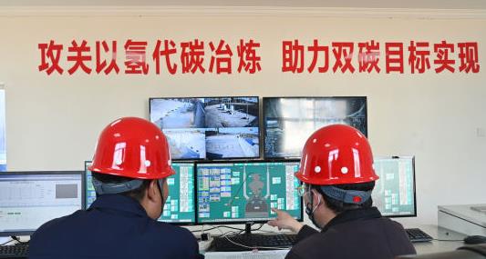 圖為研發(fā)工作人員監(jiān)測試驗過程。 牛春富 攝.jpg