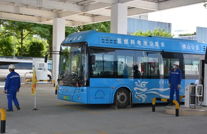 在南莊制氫加氫加氣一體化站，氫燃料電池公交車正在加氫