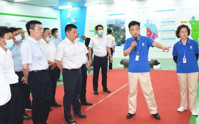 在愛德曼氫能源裝備有限公司，蘇永忠與企業負責人深入交流