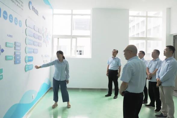 工作人員進(jìn)行現(xiàn)場解說