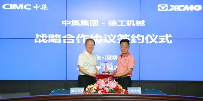 麥伯良與王民互相贈(zèng)送禮物