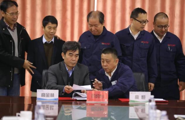 中科富海總裁高金林、建元能源總經理高恒代表雙方簽字.jpg