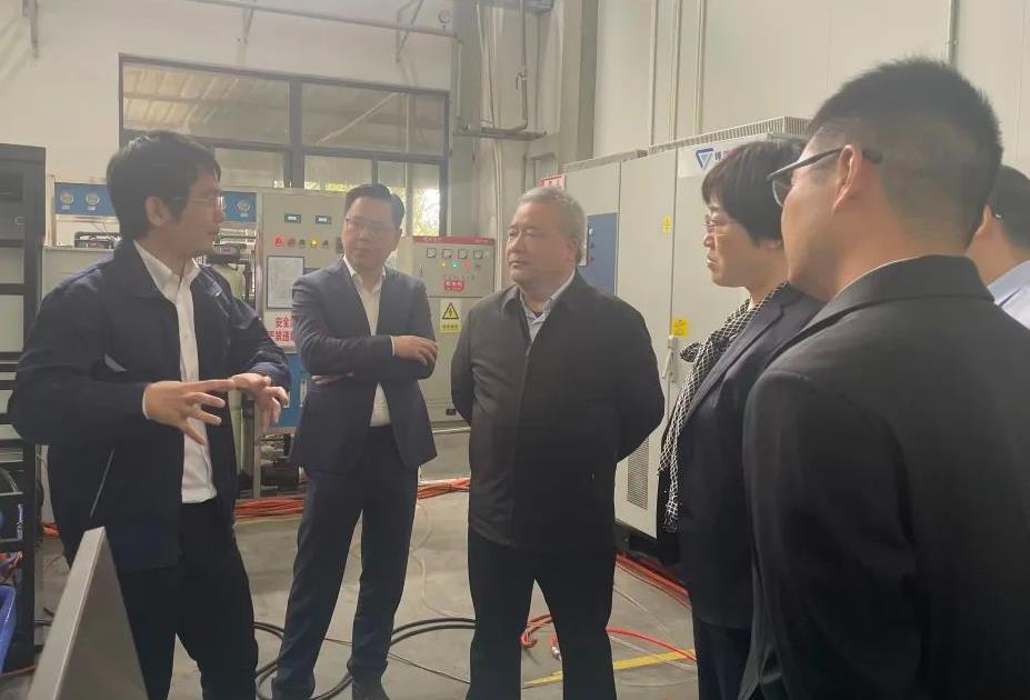 領(lǐng)導(dǎo)一行蒞臨鋒源氫能調(diào)研.jpg