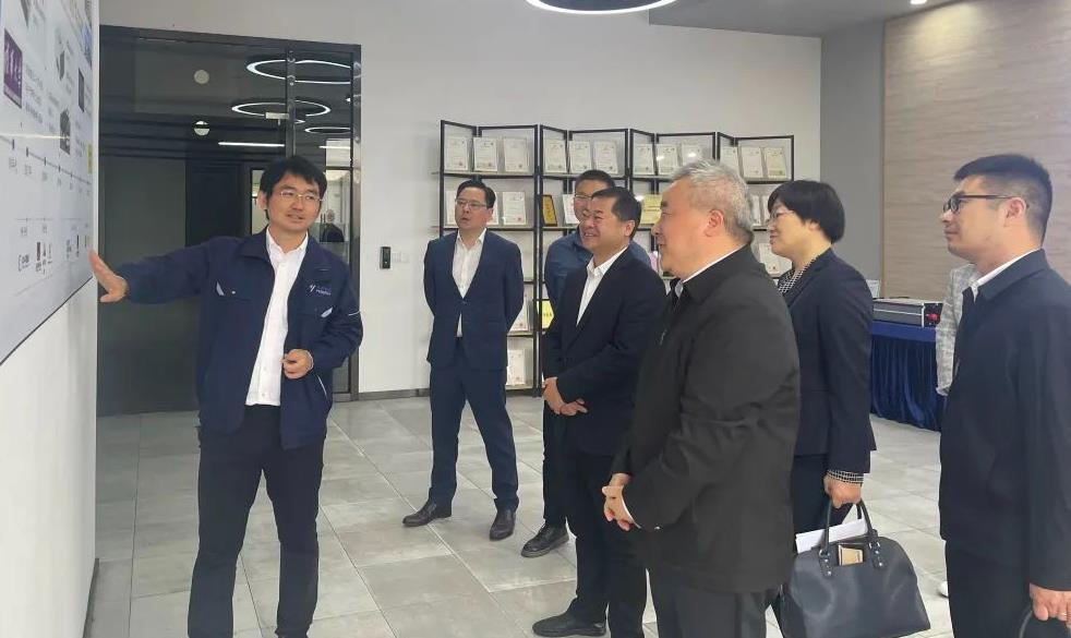 浙江省經(jīng)信廳二級(jí)巡視員、投資處處長(zhǎng)胡震濤領(lǐng)導(dǎo)一行蒞臨鋒源氫能調(diào)研.jpg