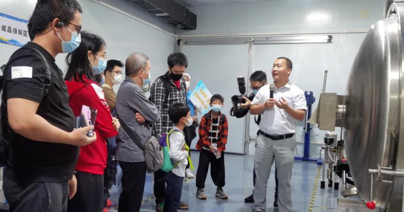 市民參觀生產(chǎn)車間.jpg