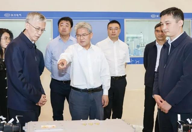 張彥軍陪同黃利斌、李強等參觀了東方電氣科技展示廳.jpg