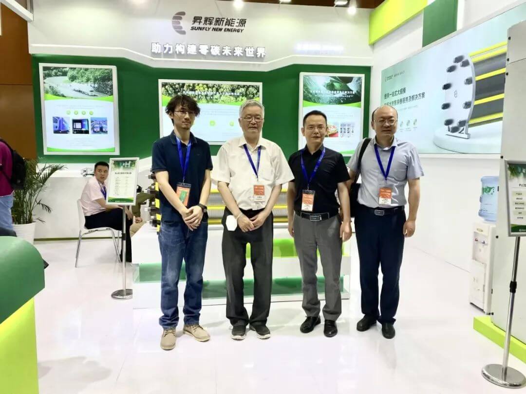 毛宗強教授(前排左二)參觀昇輝新能源展區.jpg