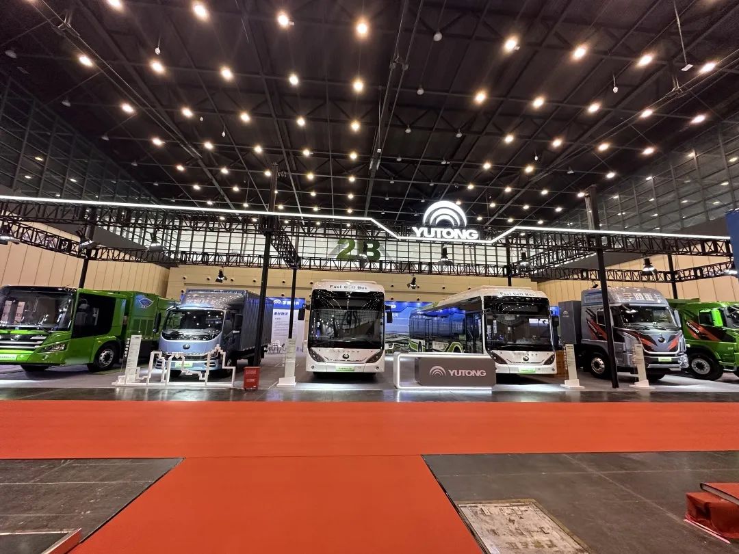 “氫”裝上陣!宇通環衛氫燃料車亮相鄭州新能源汽車展1.jpg