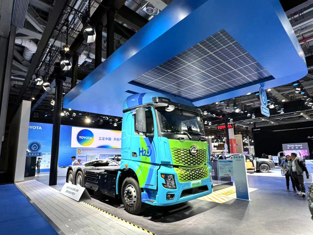 全球首臺更換式儲氫系統燃料電池重卡亮相第六屆進博會2.jpg