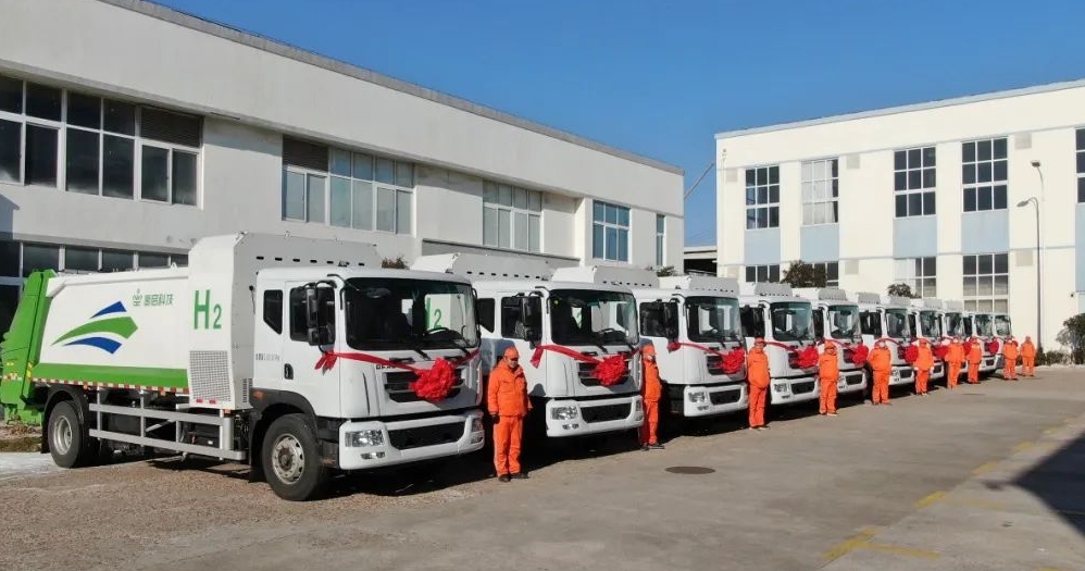 配套氫啟科技!青島首批氫能環衛車輛正式交付.jpg